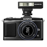 Olympus PEN E-P2 облачился во все черное