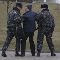 Во время шествия Дедов Морозов в Минске был задержан фотокорр Сергей Шелег